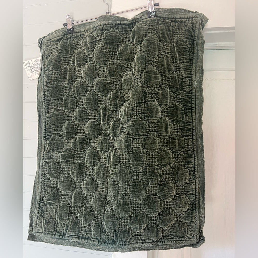 RARE Pottery Barn Velvet Lattice Quilted Two Standard Shams Loden Green GORGEOUS - Picture 3 of 6